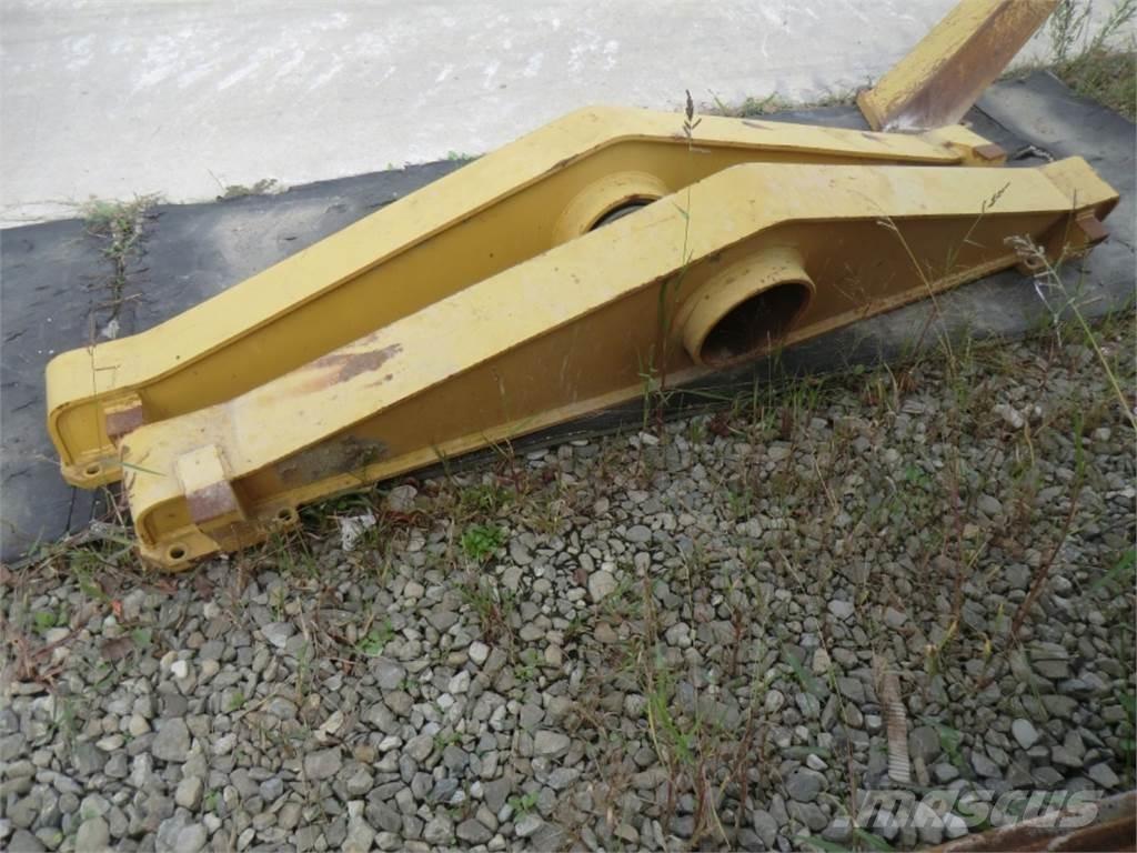 CAT 323D Chassis and suspension