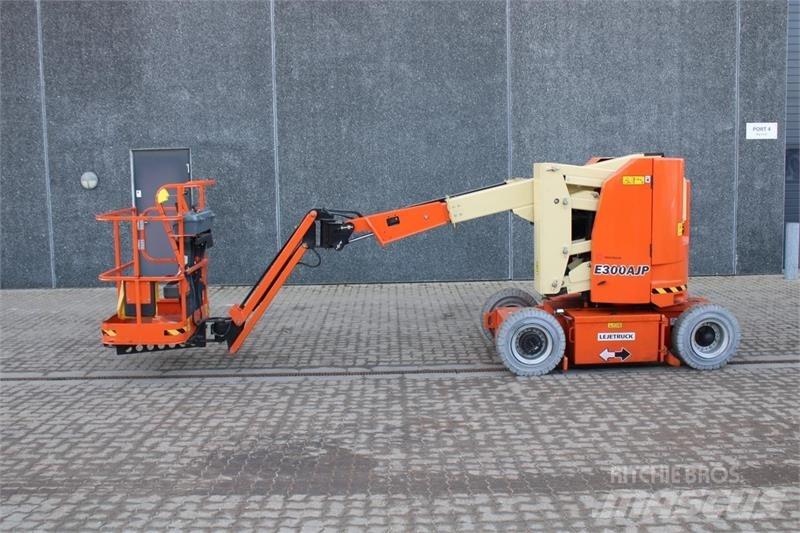 JLG E300AJP Articulated boom lifts