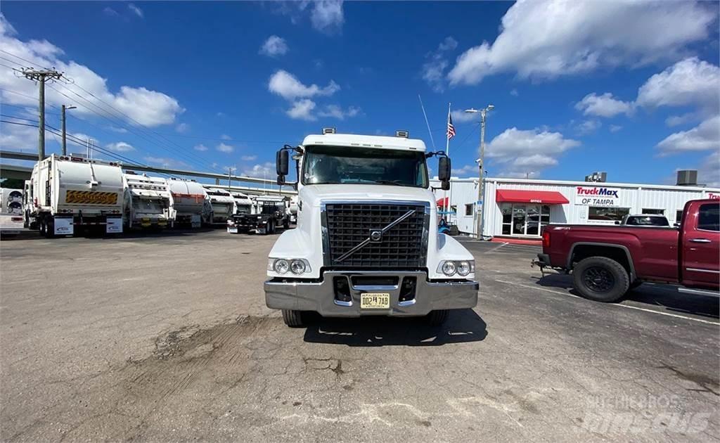 Volvo VHD64 Cable lift demountable trucks