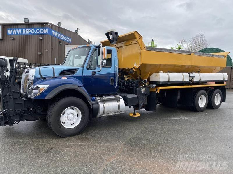 International 7400 Snow blades and plows