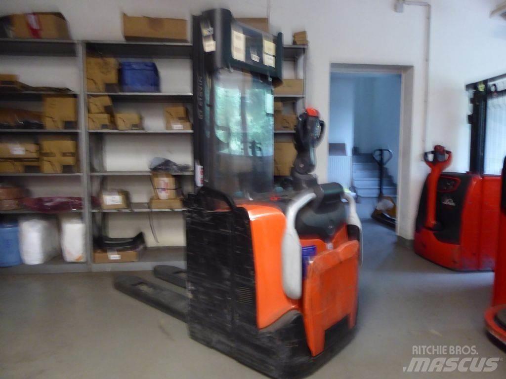 BT SPE120 Pedestrian stacker