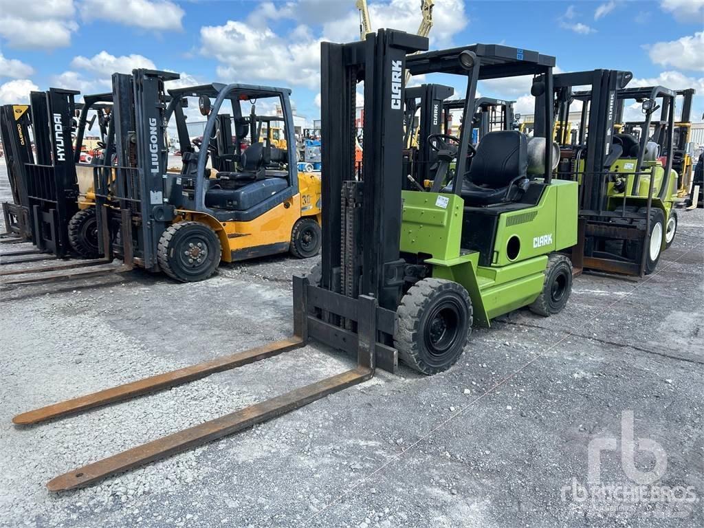 Clark CPX25 Diesel trucks
