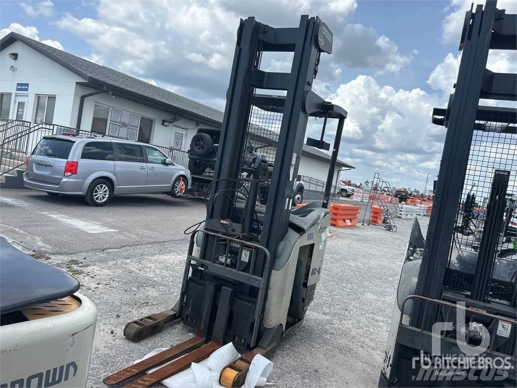 Crown RR5225-35 Electric forklift trucks