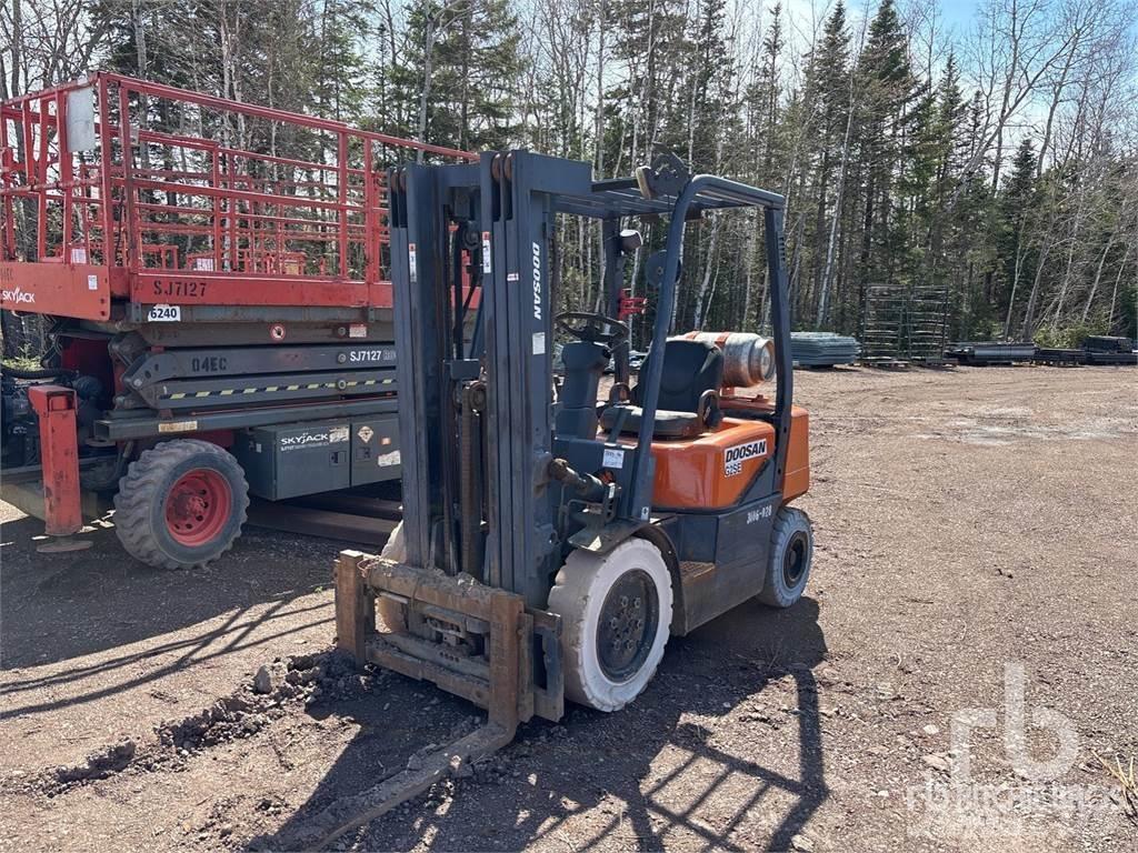 Doosan G25E-3 Diesel trucks