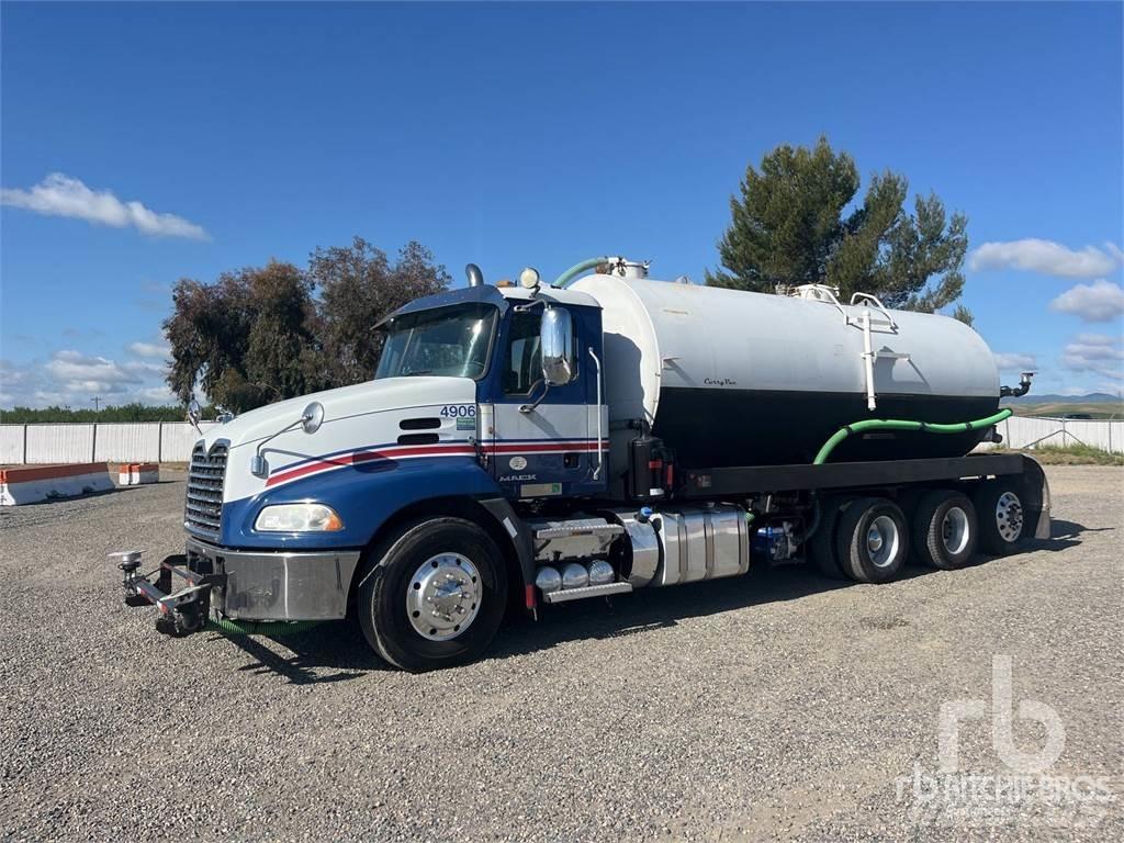 Mack CX613 Water tankers