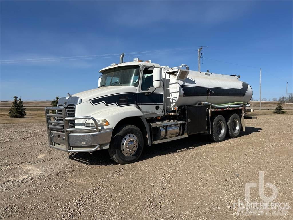 Mack CX613 Water tankers