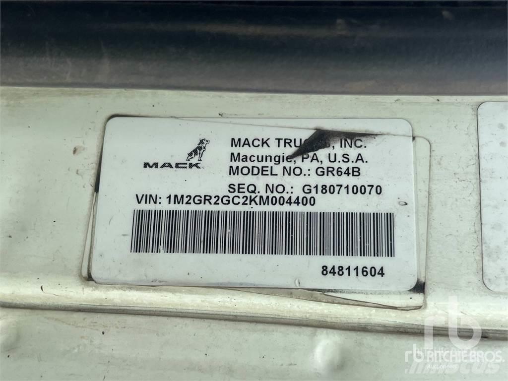 Mack GR64B Cable lift demountable trucks