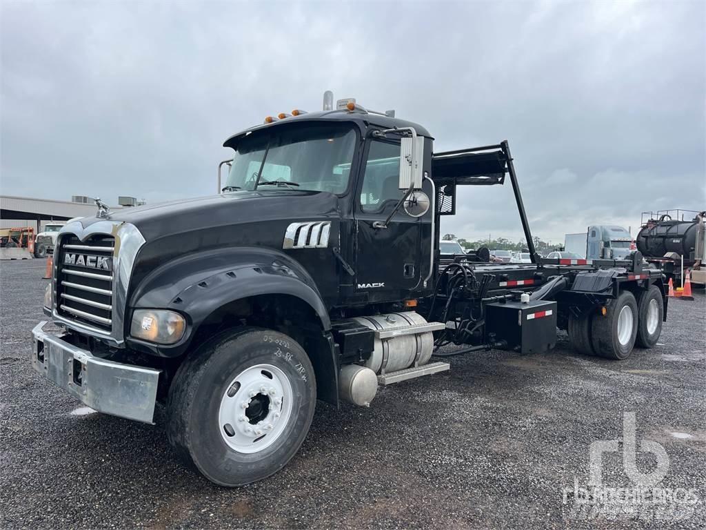 Mack GU713 Cable lift demountable trucks