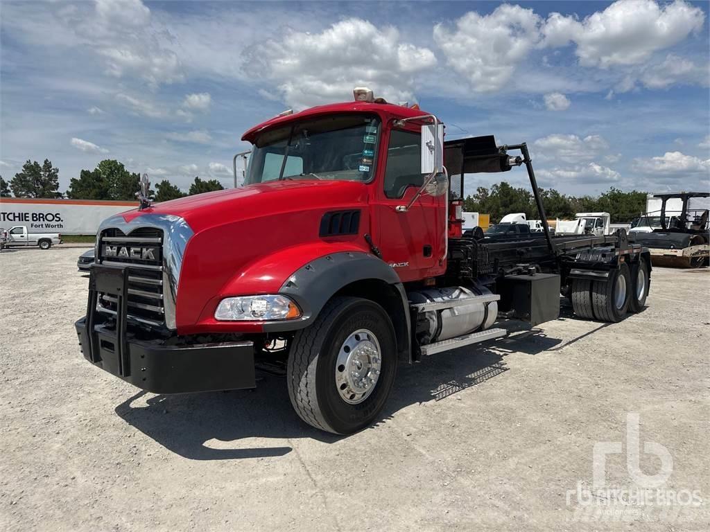 Mack GU813 Cable lift demountable trucks