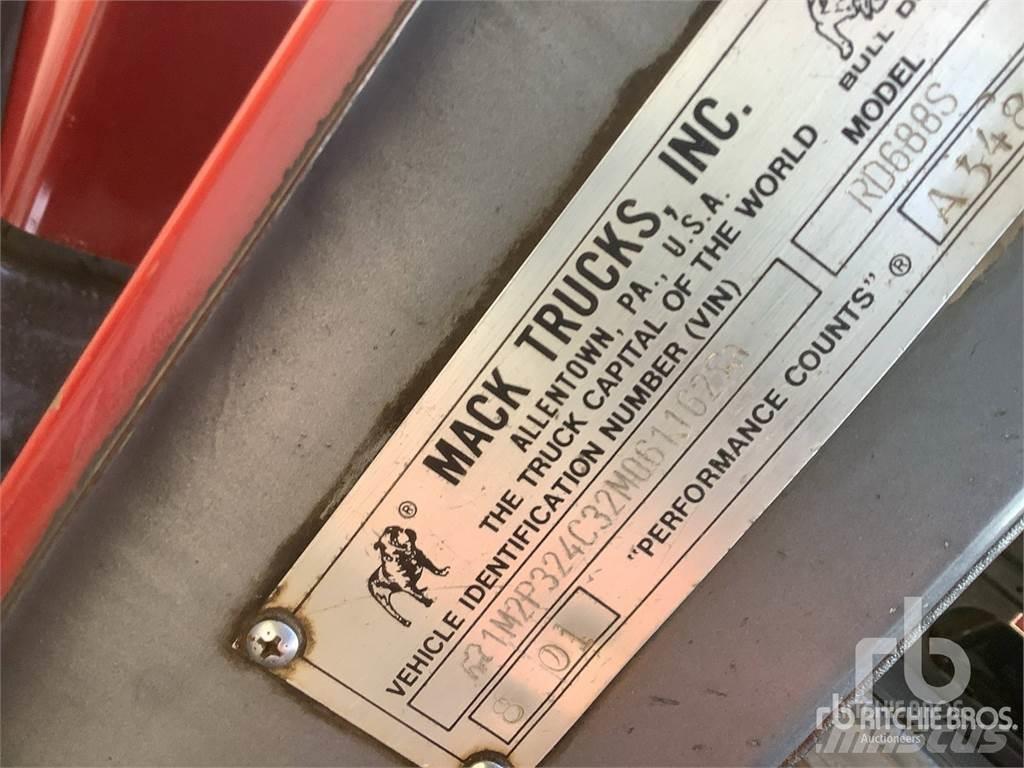 Mack RD688S Cable lift demountable trucks