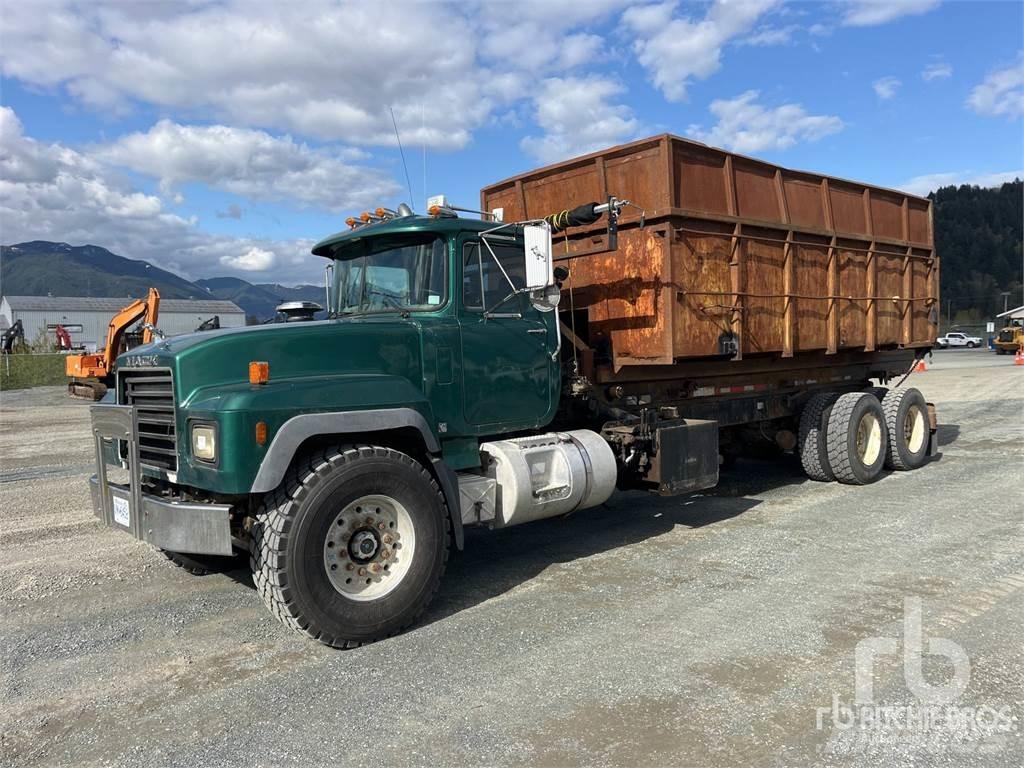 Mack RD688S Cable lift demountable trucks