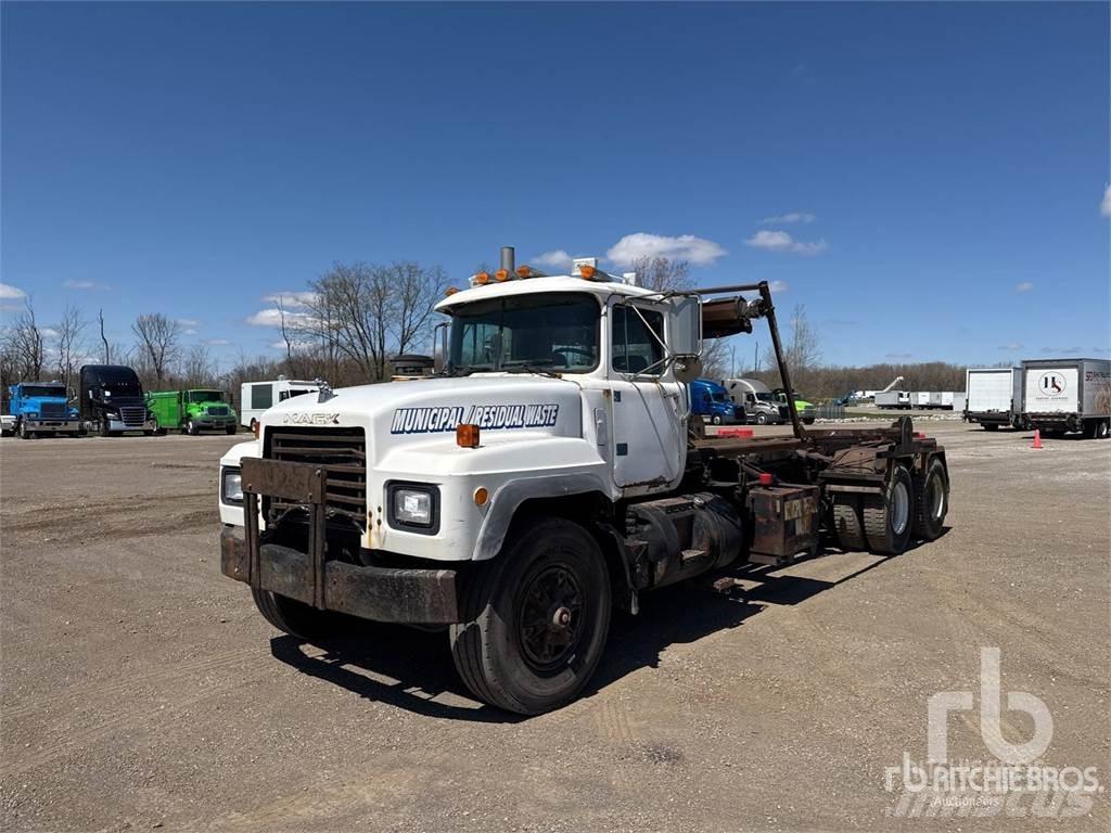 Mack RD688S Cable lift demountable trucks