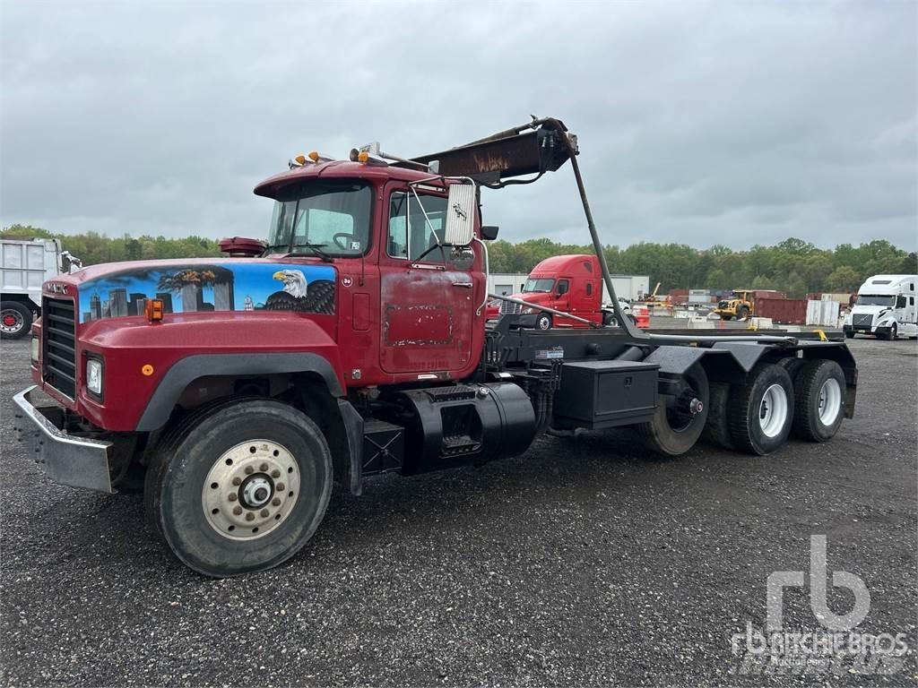 Mack RD688S Cable lift demountable trucks