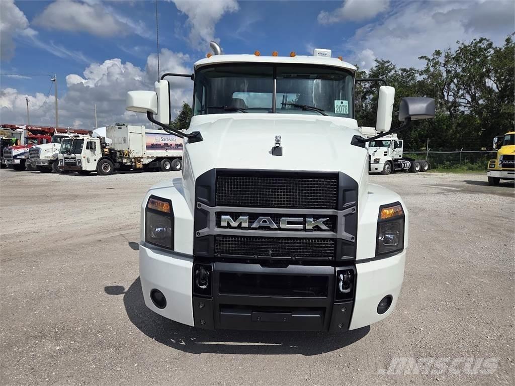 Mack AN64T Tractor Units