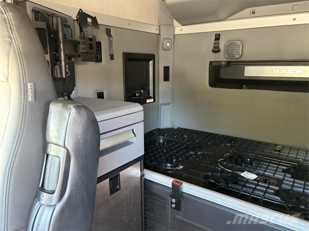 Mack AN64T Tractor Units