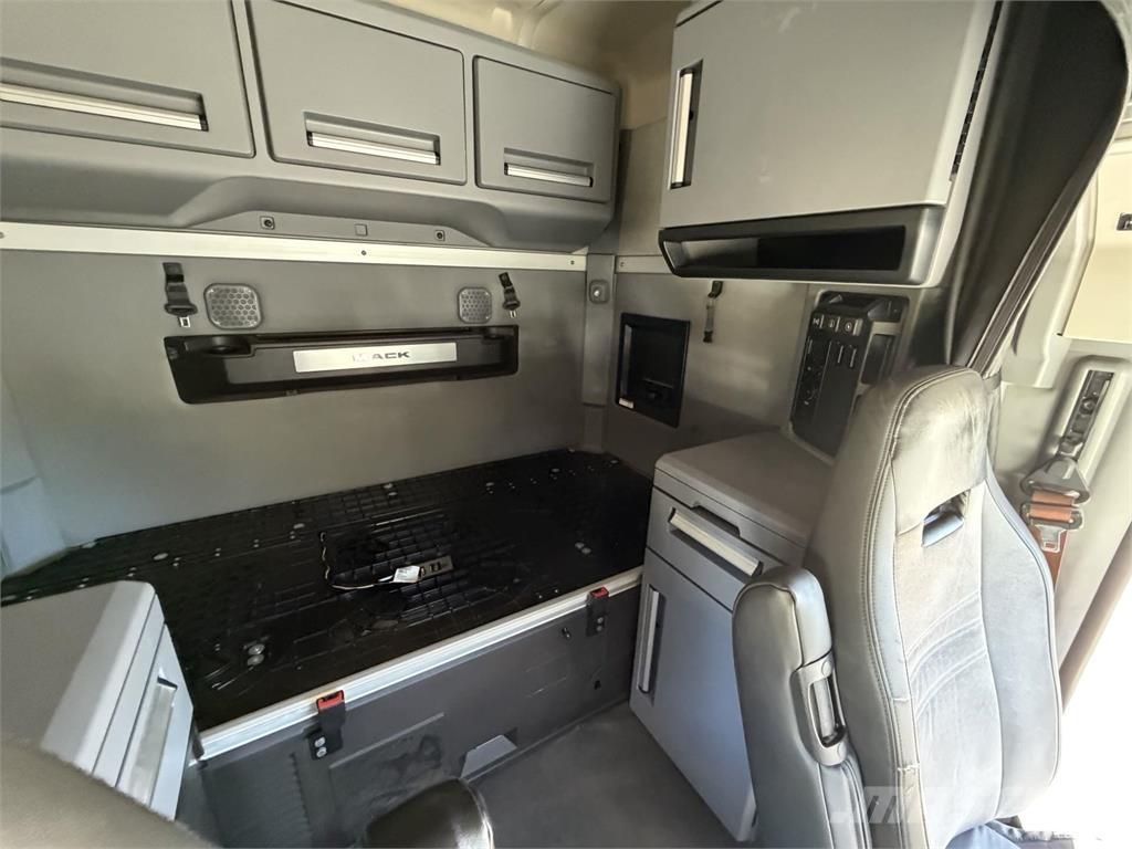 Mack AN64T Tractor Units