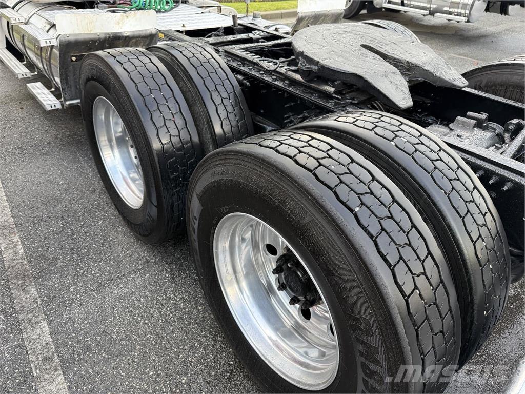 Mack CHU613 Tractor Units