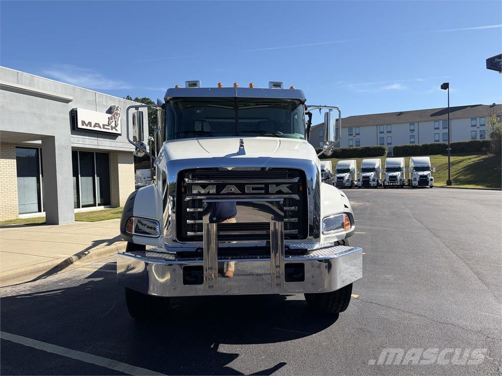 Mack GR64B Other trucks