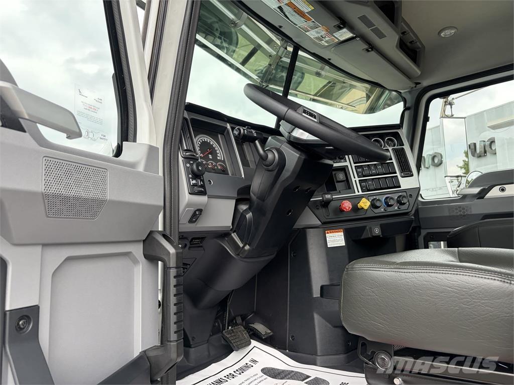 Mack GR64FT Tractor Units