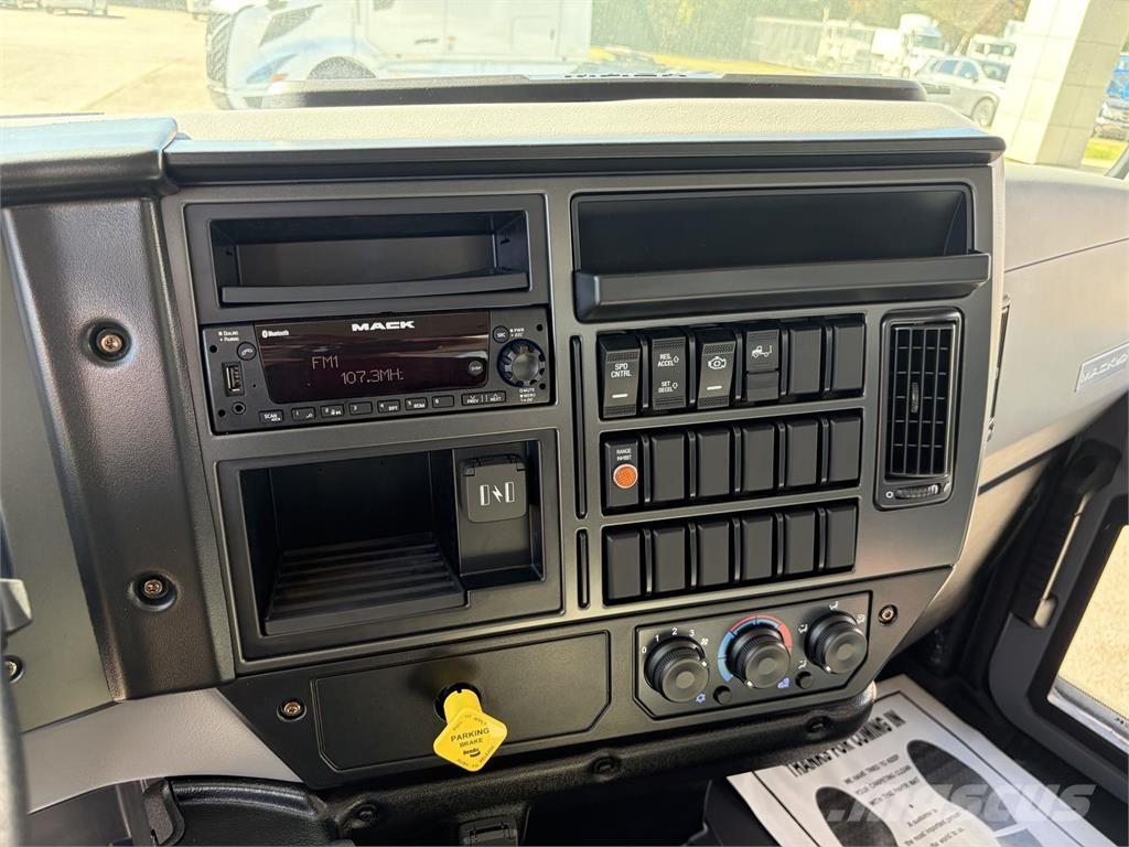 Mack MD6 42R Box body trucks