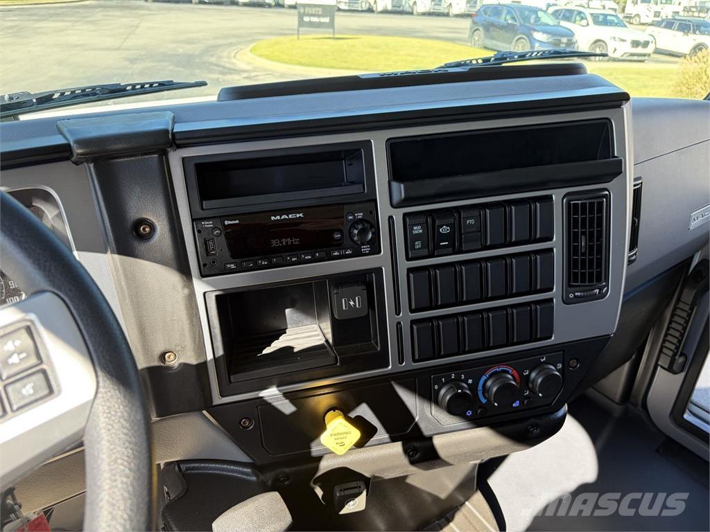 Mack MD6 42R Box body trucks