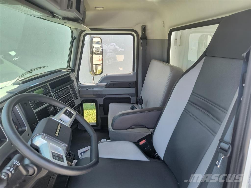 Mack MD6 42R Box body trucks