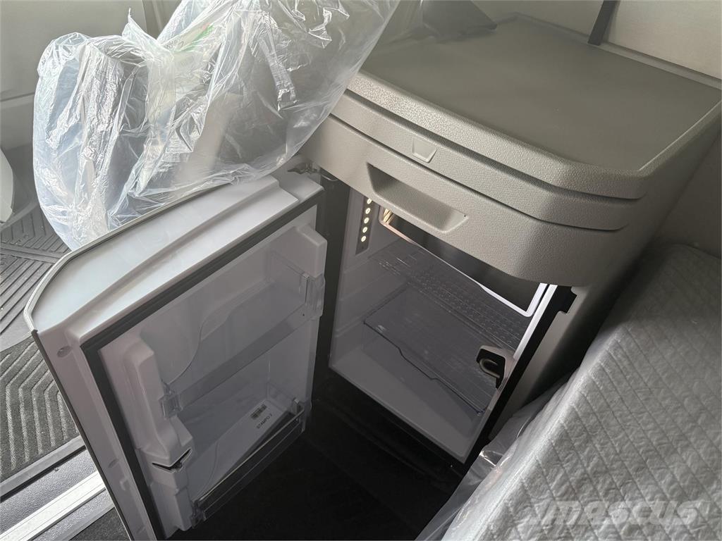 Volvo NEW VNL860 Tractor Units