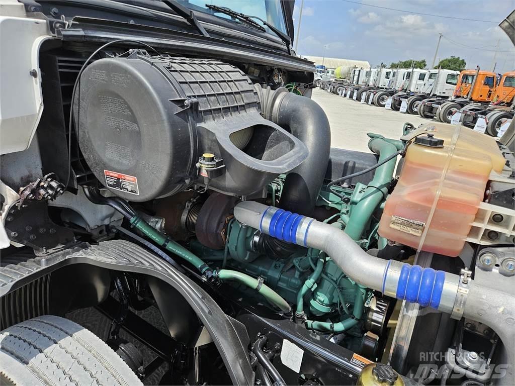 Volvo VNL62T300 Tractor Units