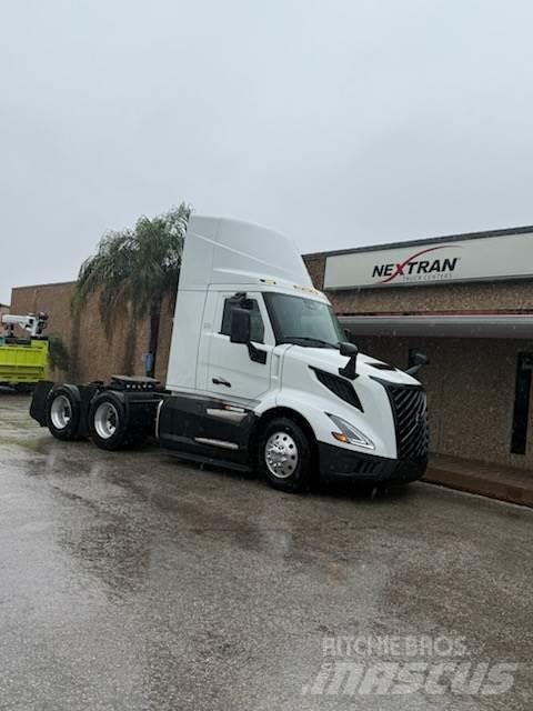 Volvo VNL64T300 Tractor Units