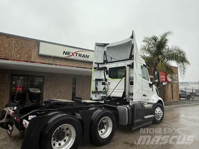 Volvo VNL64T300 Tractor Units