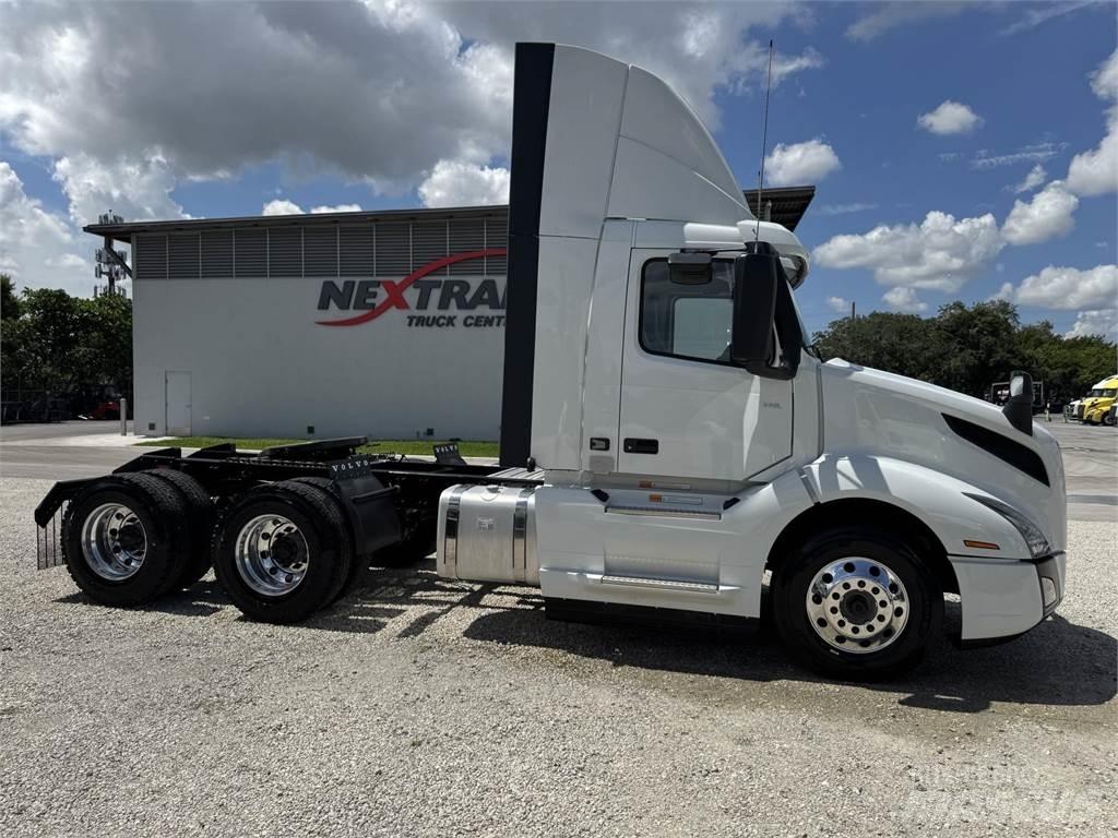 Volvo VNL64T300 Tractor Units