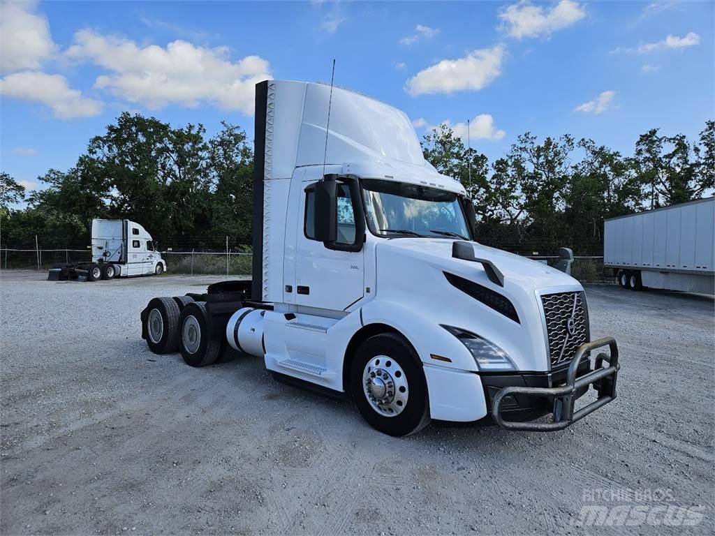 Volvo VNL64T300 Tractor Units