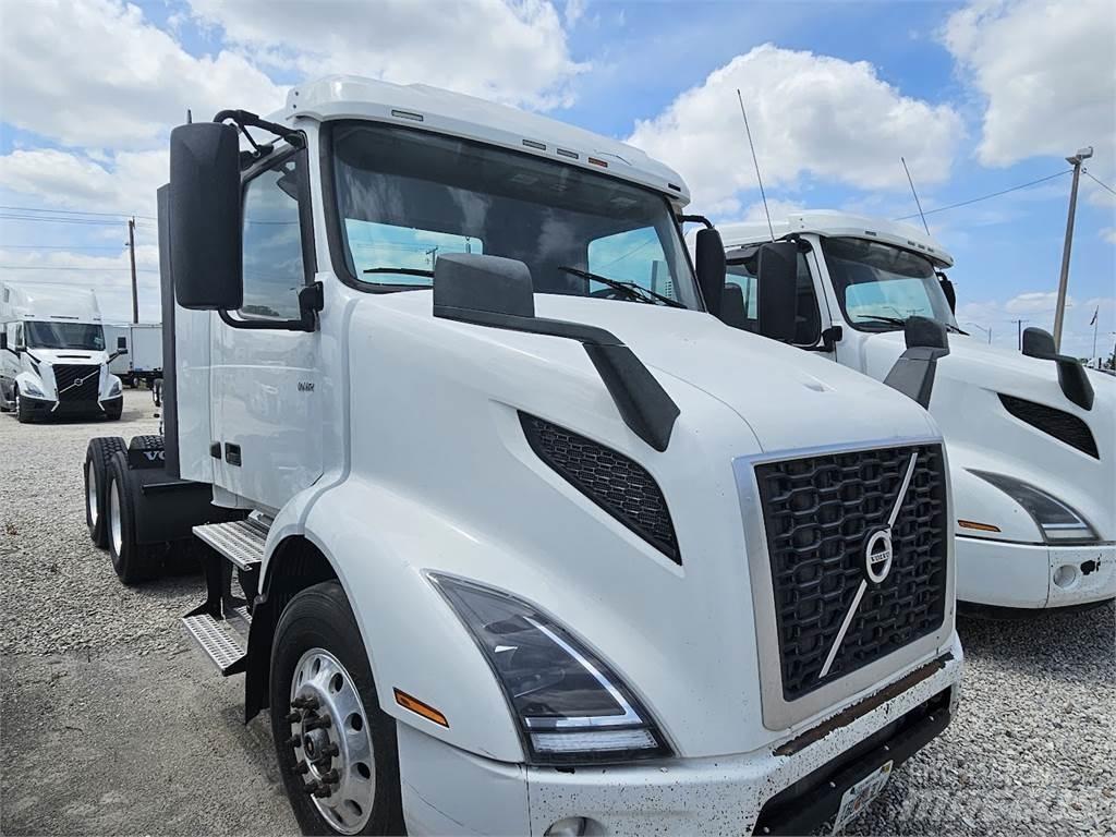 Volvo VNL64T300 Tractor Units