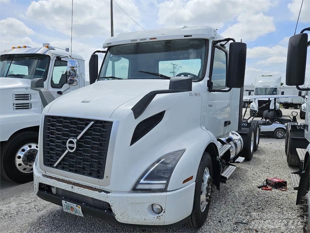 Volvo VNL64T300 Tractor Units