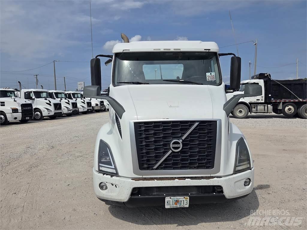 Volvo VNL64T300 Tractor Units