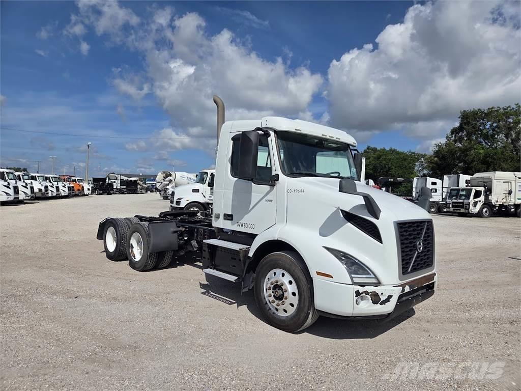 Volvo VNL64T300 Tractor Units