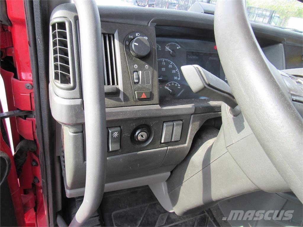 Volvo VNL64T300 Tractor Units