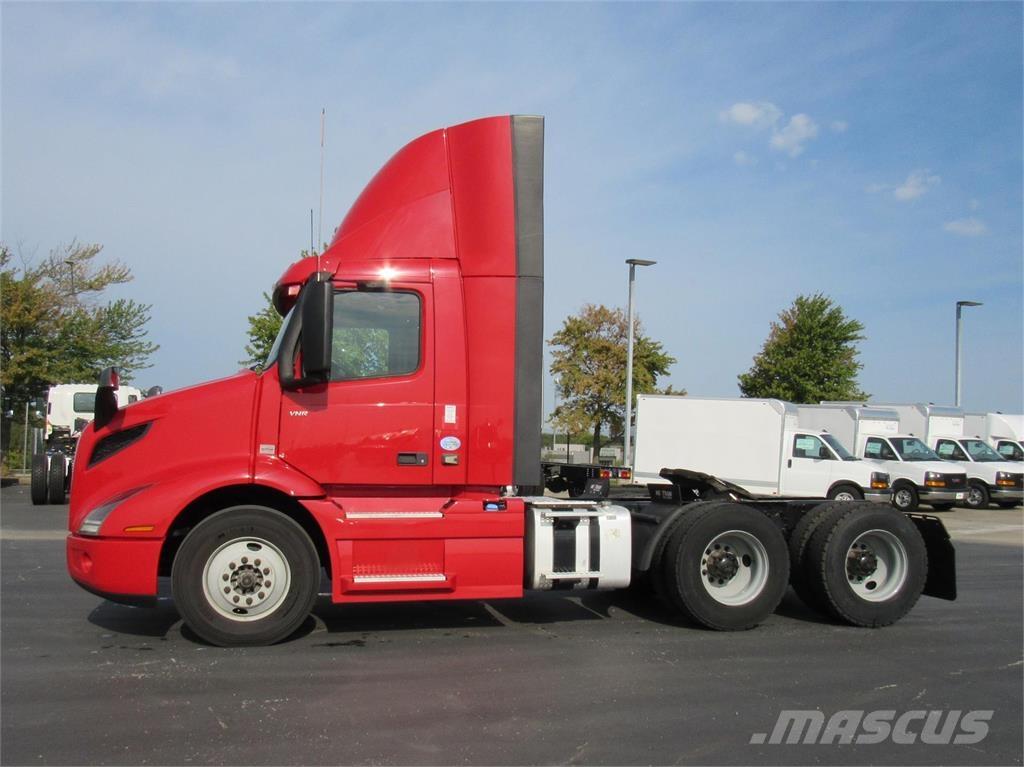 Volvo VNL64T300 Tractor Units