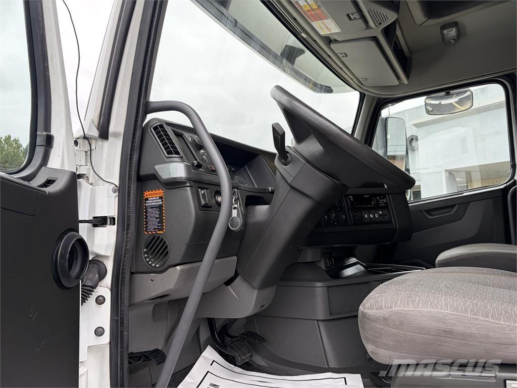 Volvo VNL64T760 Tractor Units