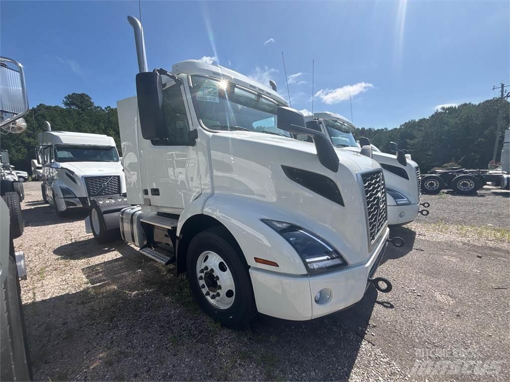 Volvo VNR42T300 Tractor Units