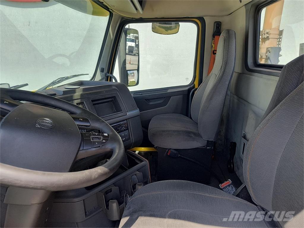 Volvo VNR64T300 Tractor Units