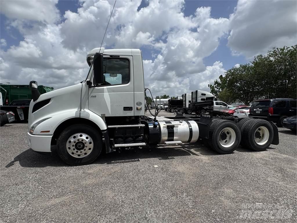 Volvo VNR64T300 Tractor Units