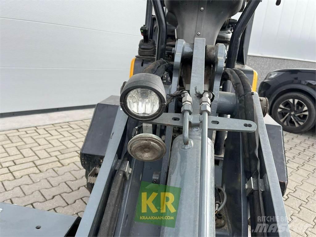 GiANT D332 Front loaders and diggers
