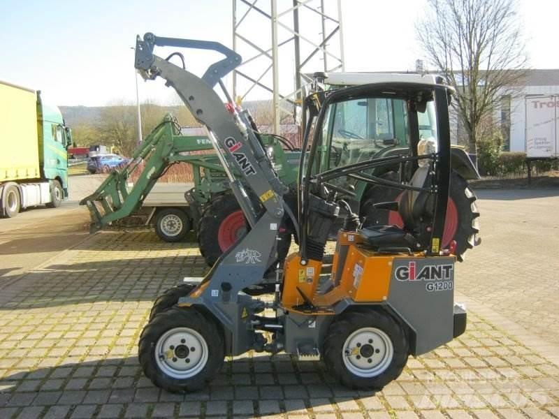 GiANT G1200 Skid steer loaders