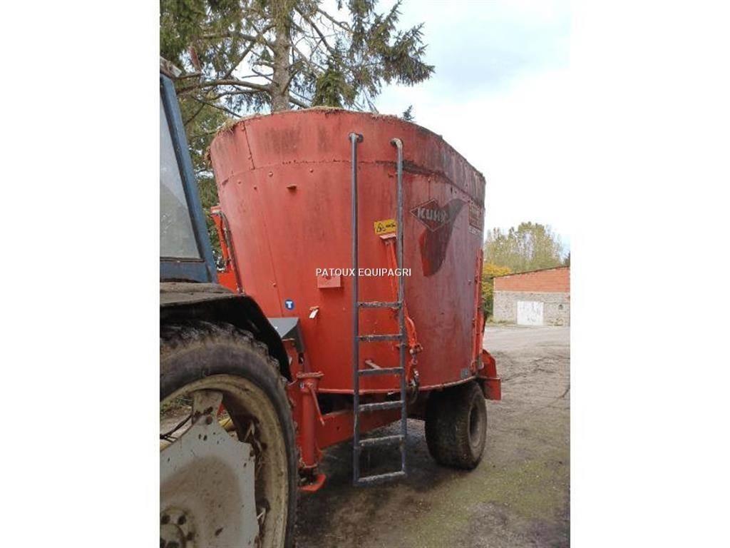 Kuhn 1070 Mixer feeders