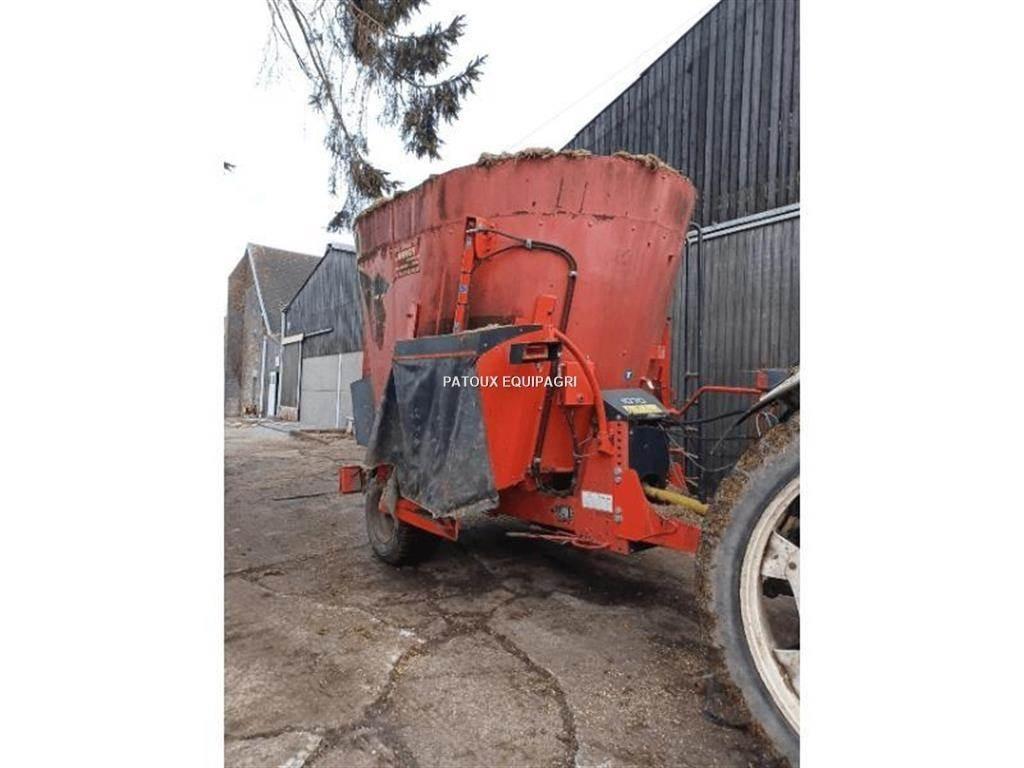 Kuhn 1070 Mixer feeders