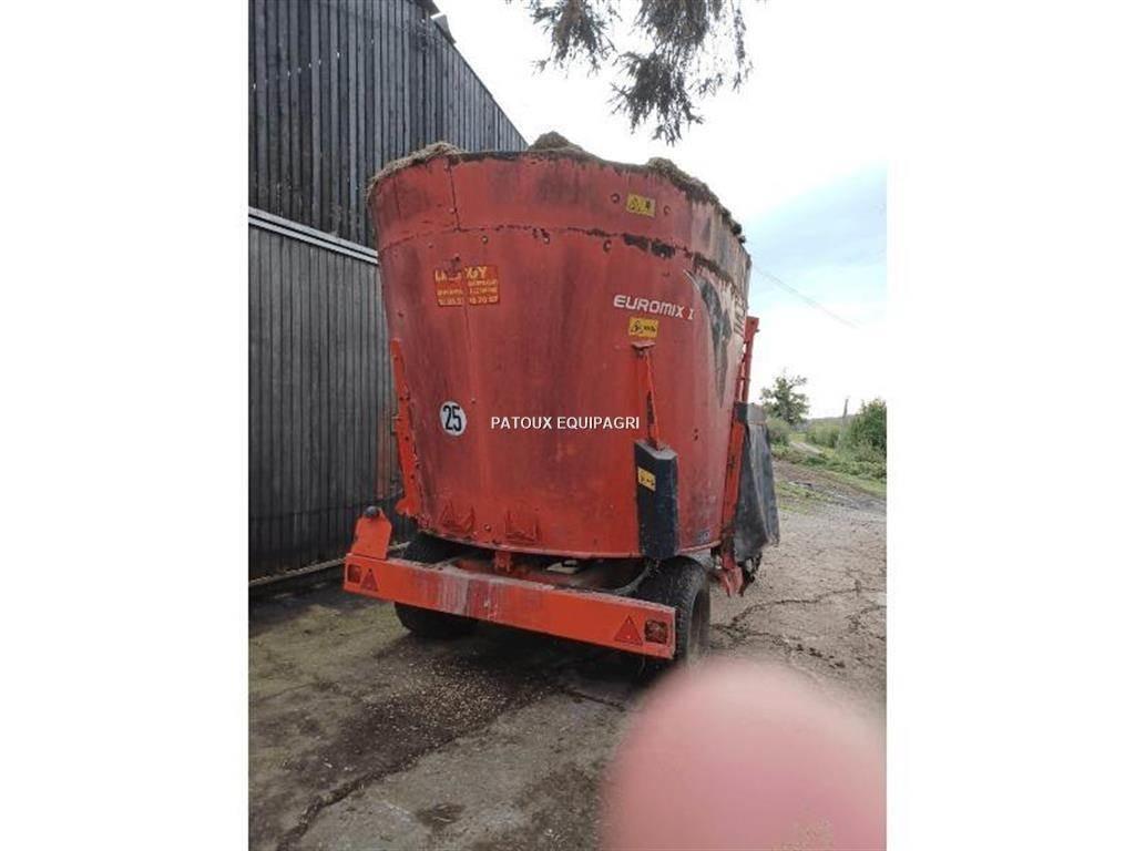 Kuhn 1070 Mixer feeders