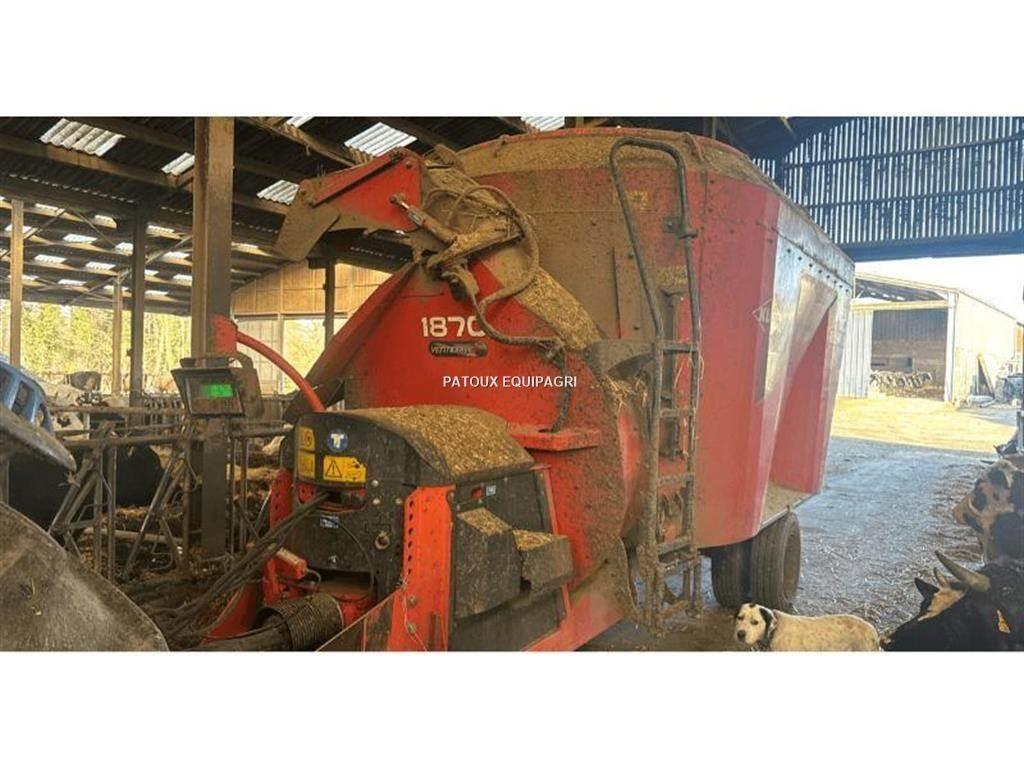 Kuhn 1870 Mixer feeders