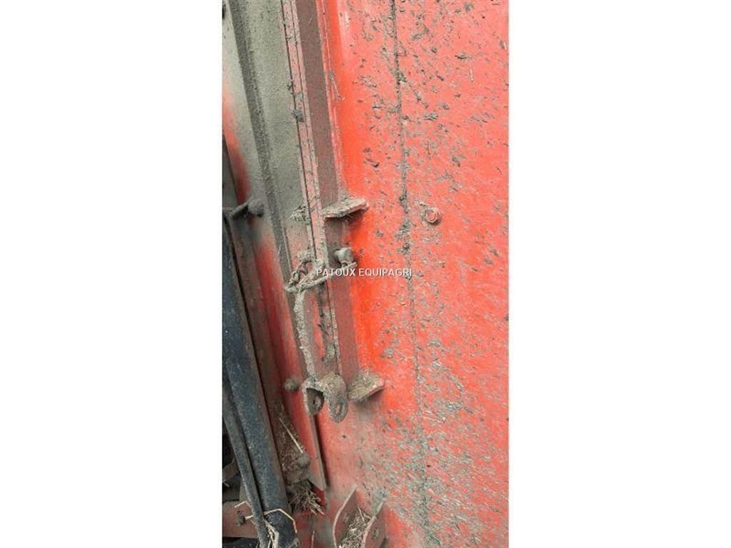 Kuhn 1870 Mixer feeders
