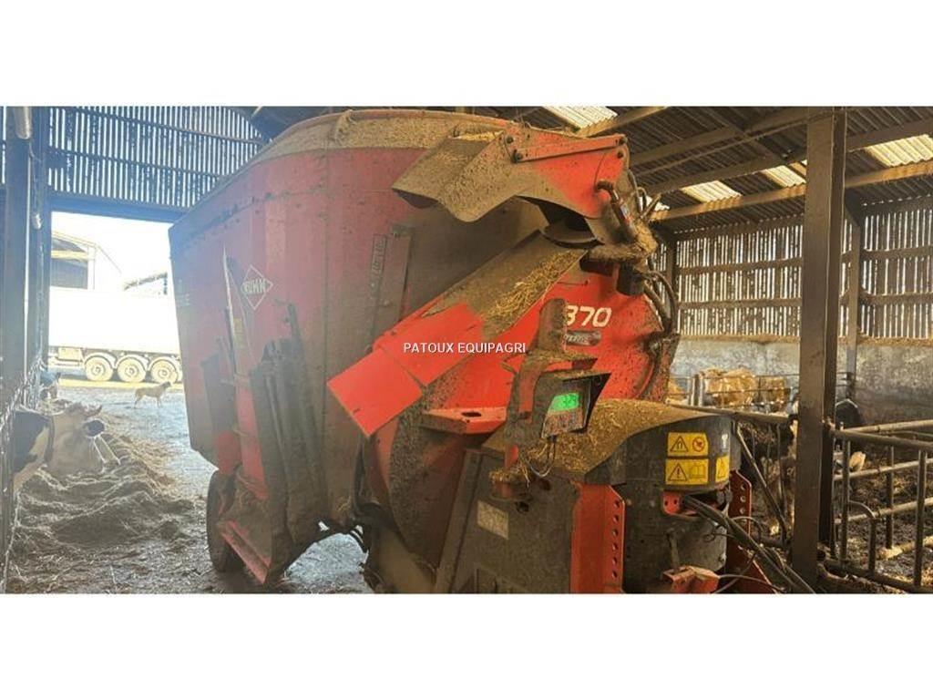 Kuhn 1870 Mixer feeders